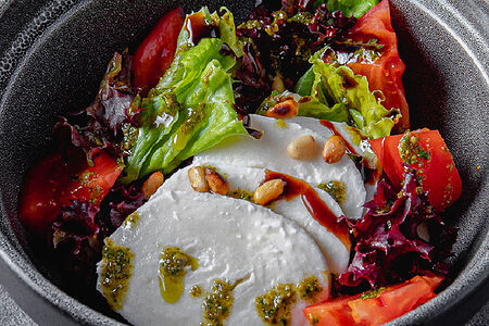 Бизнес-ланч Салат с моцареллой и томатами