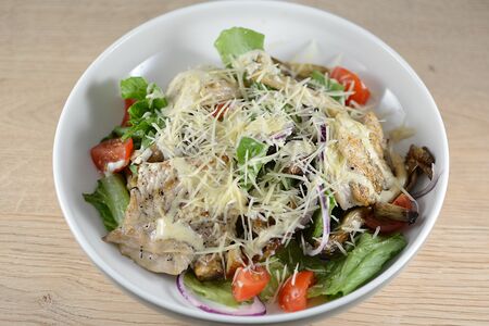 Салат с медальонами из индейки 