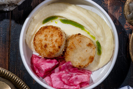 Куриные котлеты с пюре и квашеной капустой