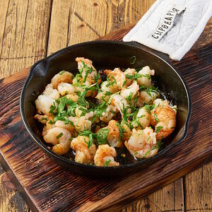 Тигровые креветки с чесноком и петрушкой