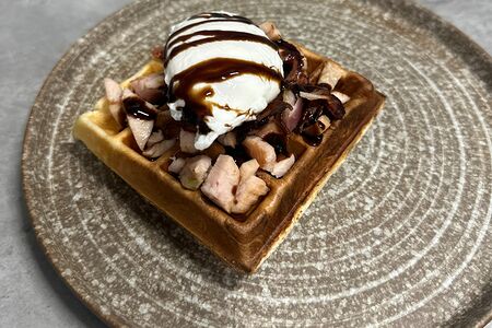 С курицей и беконом под кленовым сиропом