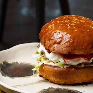 Бургер с говядиной, соусом из белых грибов и трюфеля