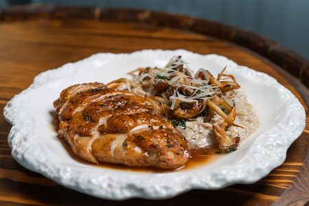 Куриная грудка с пастой орзо и луговыми опятами