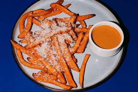 Батат фри с соусом кимчи-айоли