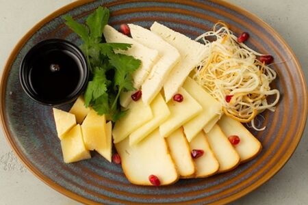 Домашние сыры с соусом наршараб