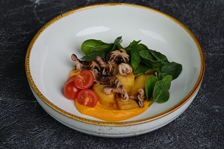 Салат с осьминогами