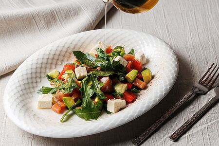 Салат с лососем и авокадо