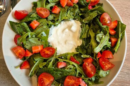 Салат со страчателлой и клубникой