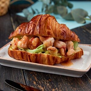 Круассан с креветкой