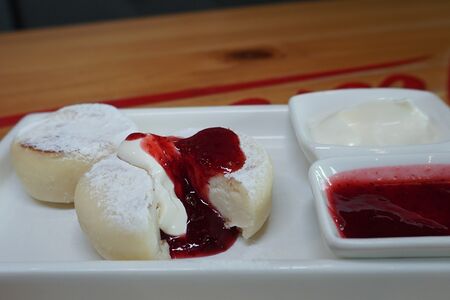 Сырники с брусничным соусом