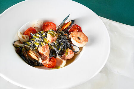 Паста с морепродуктами и вялеными томатами