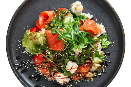 Салат с форелью и творожным сыром