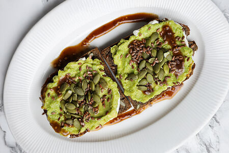 Авокадо-тост на гречишном хлебе