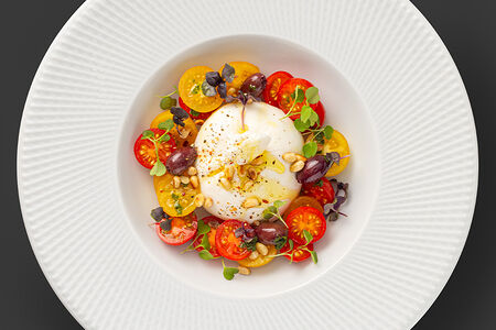 Буррата со спелыми томатами и оливками каламата