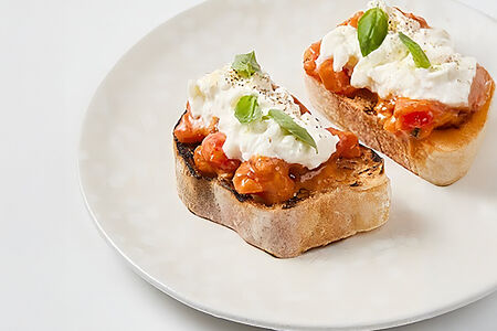 Брускетта со страчателлой и печеным перцем