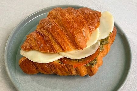 Круассан с моцареллой