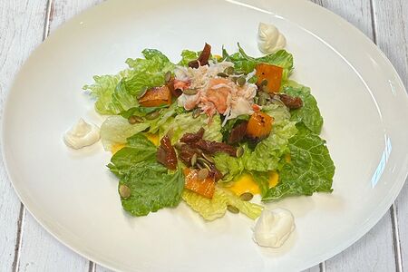 Салат с печеной тыквой и крабом 