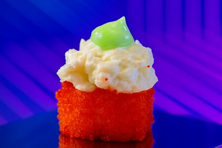 Ролл с гребешком и трюфельным соусом