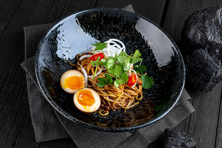 Жареный рамен с брискетом