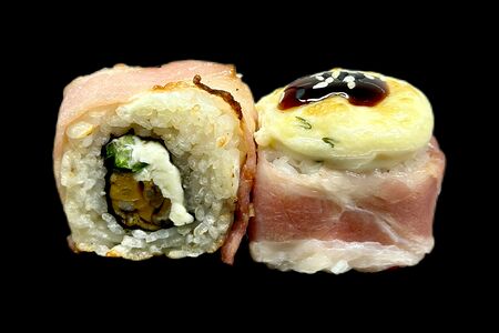 Запеченный ролл с мидиями в беконе 