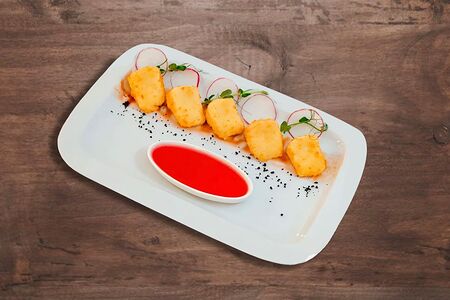 Камамбер с брусничным соусом 