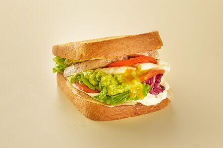 Тост с куриной грудкой и яйцом