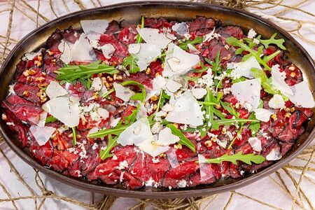 Карпаччо из говядины с трюфелем и сливочным хреном