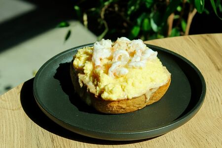 Тост с креветками и пармезаном