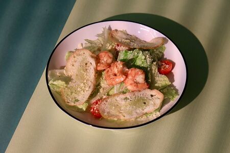 Салат Цезарь с креветками