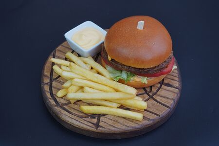 Комбо Бургер с говядиной, картофелем фри и соусом