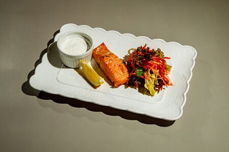 Лосось со сметанным соусом