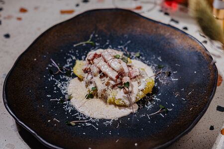 Битый картофель с грудинкой