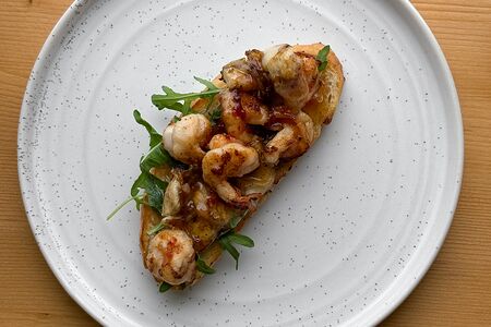 Брускетта с креветками