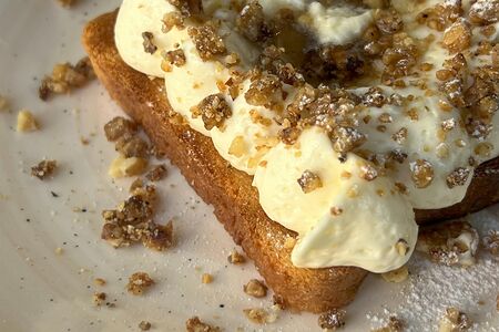 Бриошь с кремом маскарпоне, с клиновым сиропом и грецким орехом.