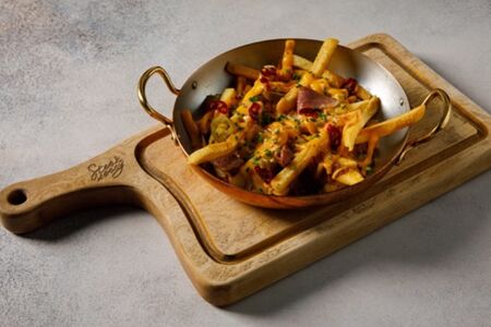 Сковородка с острым фри, пастрами и чеддером