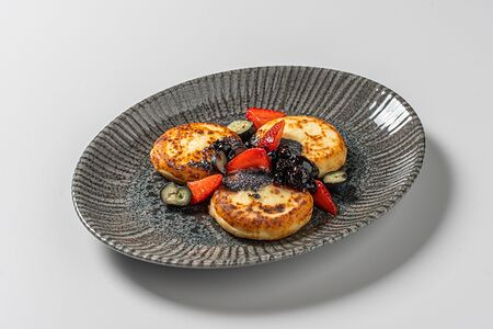 Сырники с муссом из белого шоколада и мака 