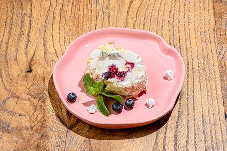 Мерегновый рулет с черной смородиной 