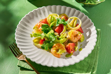 Салат с креветками и кальмарами в огуречном соусе