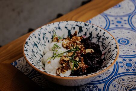 Из вяленой свеклы с кремом из козьего сыра