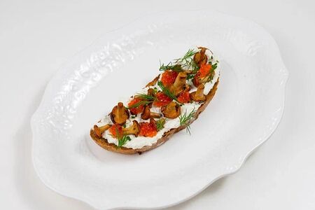 Брускетта с творожным сыром, лисичками и красной икрой