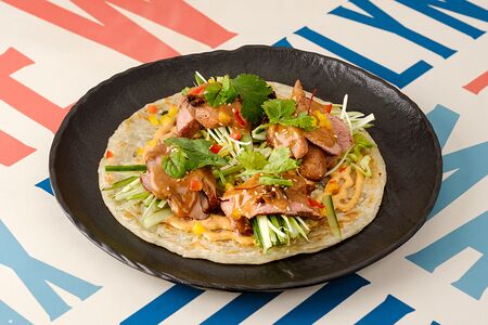 Слоеная лепешка с утиной грудкой