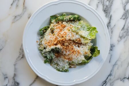 Листья романо с соусом Цезарь