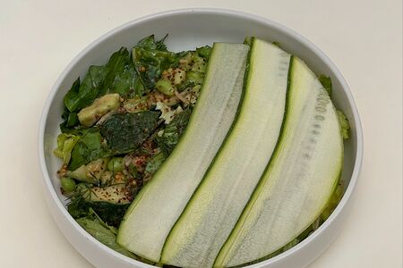 Зеленый салат с цукини, эдамаме, огурцами и романо