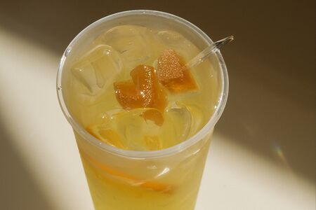 Холодный травяной чай с персиком 