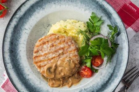 Плескавица с картофельным пюре и зеленью