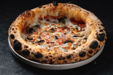 Пицца с ветчиной и грибами