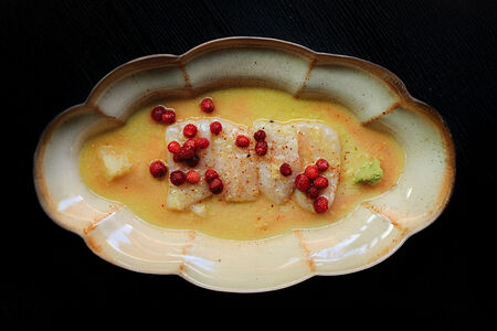 Гребешок, юдзу-винегрет, сезонные ягоды 