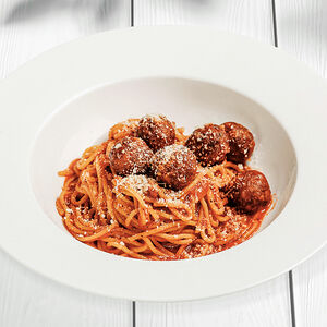 Спагетти с митболлами и пухом пармезана