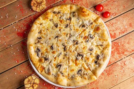 Пицца грибная со сливочным соусом