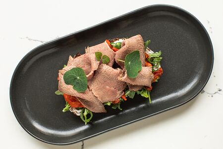 Брускетта с ростбифом